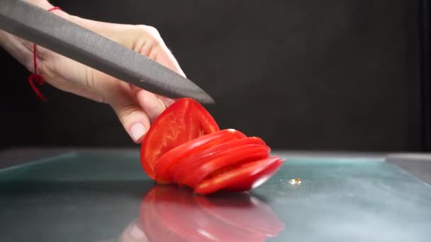 Una mano sosteniendo un cuchillo — Vídeos de Stock