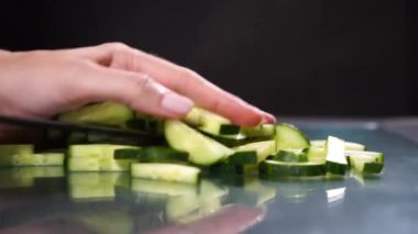 Bıçak tutan bir el.