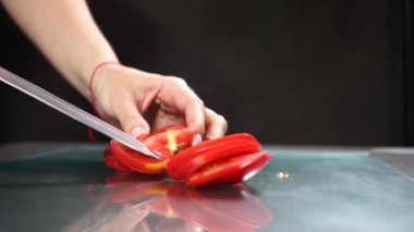 Bıçak tutan bir el.