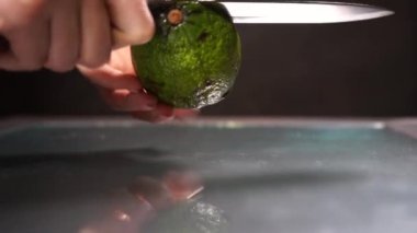 Bıçak tutan bir el.