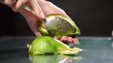 Elinde bir parça yiyecek tutan birinin yakın çekimi.