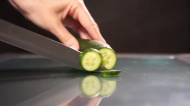 Bıçak tutan bir el.