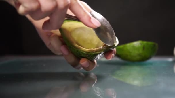 Un vaso verde sobre una mesa — Vídeos de Stock