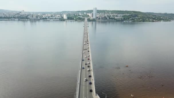 Bil och gångbro över floden från toppen — Stockvideo
