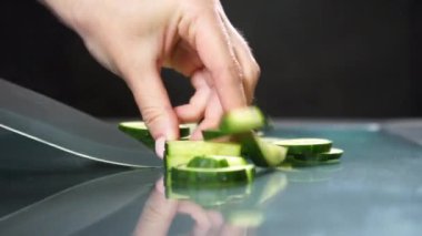 Bıçak tutan bir el.