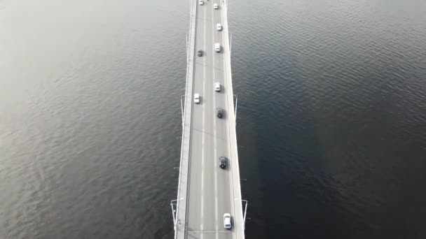 Automóvel e ponte pedonal sobre o rio a partir do topo — Vídeo de Stock
