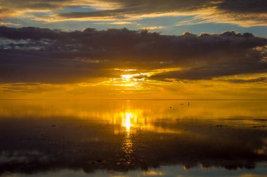 Bir su kütlesinin üzerinde gün batımı