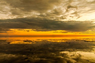 Bir su kütlesinin üzerinde gün batımı