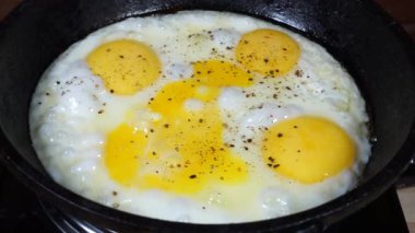 Patatesli fritatta, yeşil bezelye ve demir tavada otlar. 