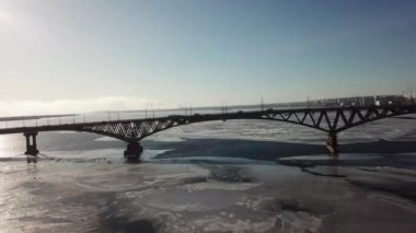  Bahar nehri ve şehri kuşbakışı köprü