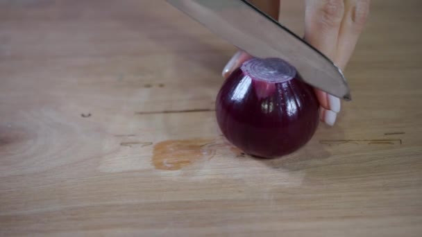 Una manzana sentada sobre una mesa de madera — Vídeos de Stock