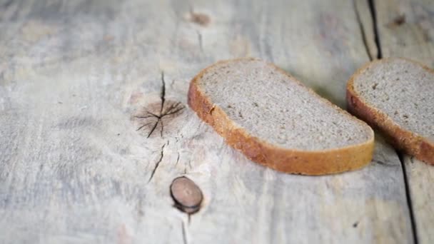 Un pedazo de sándwich de pan — Vídeos de Stock