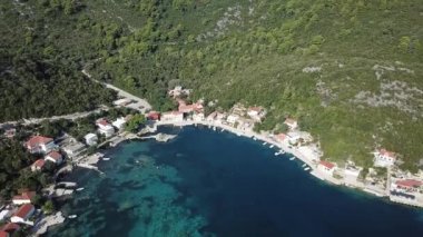 Nehir üzerinde bir köprü