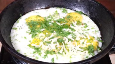 Patatesli fritatta, yeşil bezelye ve demir tavada otlar. 