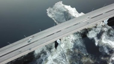  Bahar nehri ve şehri kuşbakışı köprü