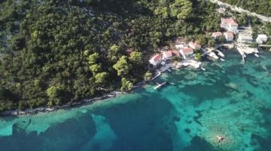 Akdeniz Körfezi 'nin üzerinde yatlarla uçuyorlar. 