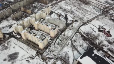 Bir yay içinde uçan bir İHA 'dan inşaat alanının görüntüsü