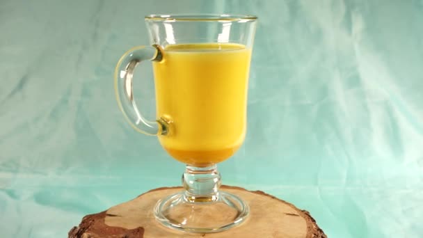杯子里的金牛奶 — 图库视频影像