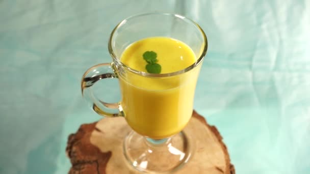 Golden milk in a glass cup — Stock Video