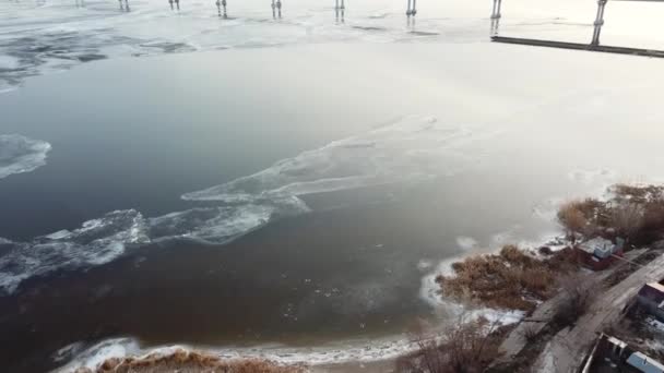 Pont aux yeux d'oiseau qui traverse la rivière et la ville printanières — Video