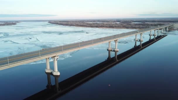 Pont aux yeux d'oiseau qui traverse la rivière et la ville printanières — Video