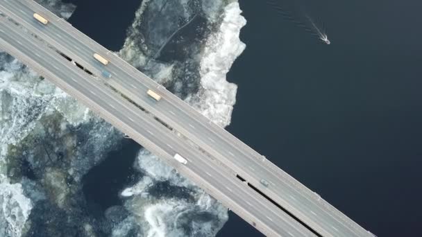 跨越春江和春城的鸟瞰桥 — 图库视频影像