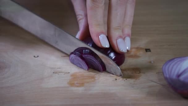 Una mano sosteniendo un cuchillo — Vídeos de Stock