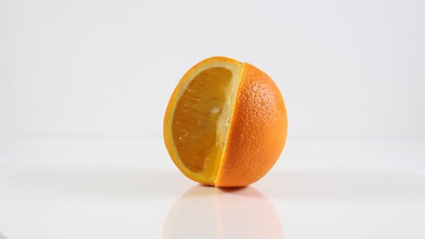 Eine Scheibe Orangenfrucht — Stockvideo