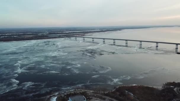 Pont aux yeux d'oiseau qui traverse la rivière et la ville printanières — Video