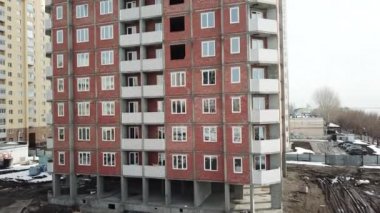 Büyük tuğla bina, tırman.