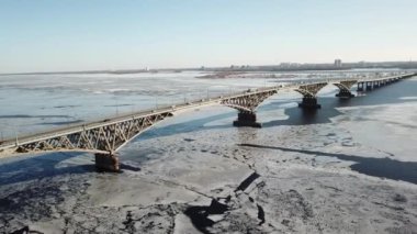  Bahar nehri ve şehri kuşbakışı köprü