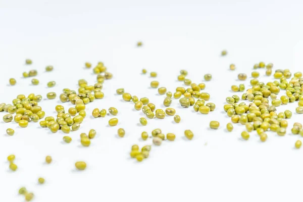 Beyaz arkaplanda yeşil fasulye tohumları püresi