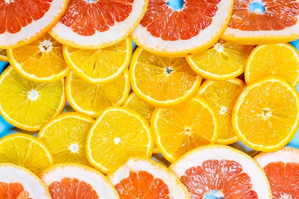 Resimde izole edilmiş turunçgil meyveleri var. 