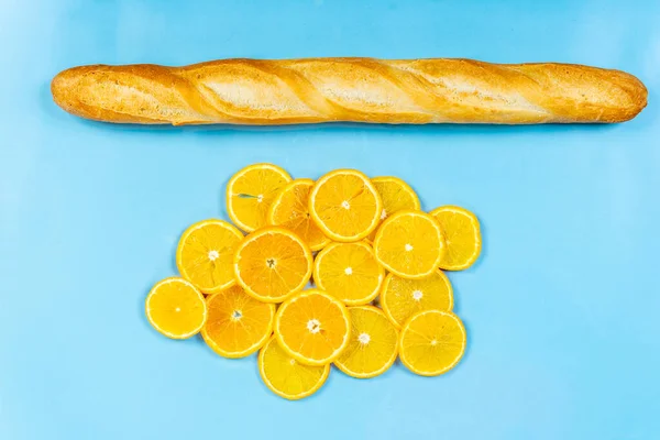 Resimde izole edilmiş turunçgil meyveleri var. 