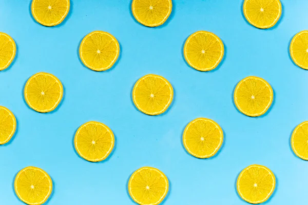 Resimde izole edilmiş turunçgil meyveleri var. 