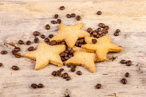 Tahta arka planda yıldız şeklinde çörekler..