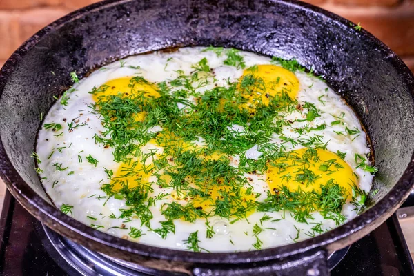 Patatesli fritatta, yeşil bezelye ve demir tavada otlar. 