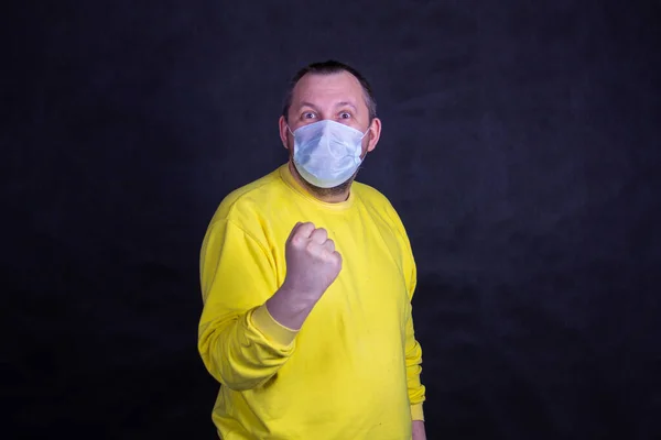 Sarı gömlekli bir adam.