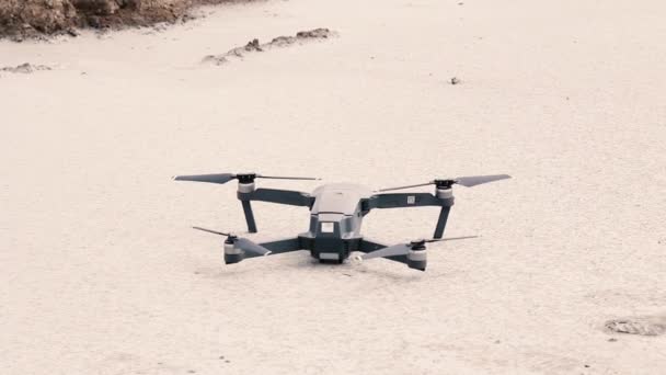 Despegue de un gran dron gris sobre el suelo Vídeo FullHD de alta calidad — Vídeo de stock