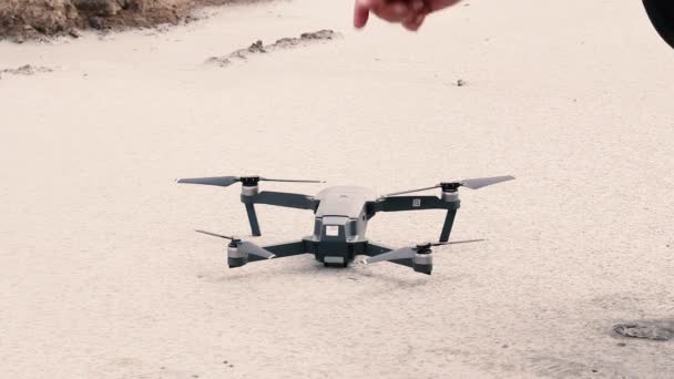 Lancement d'un gros drone gris. Vidéo FullHD de haute qualité. — Video