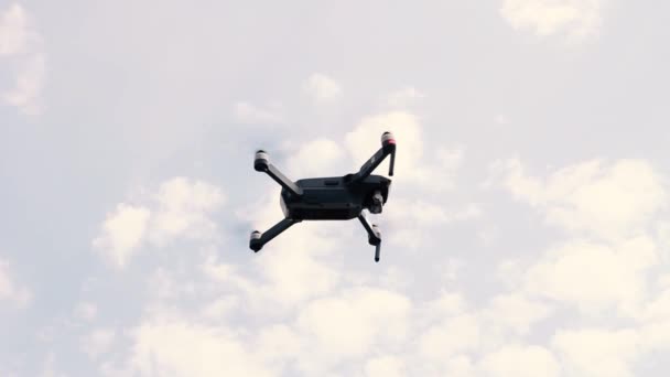Despegue de un gran dron gris sobre el suelo Vídeo FullHD de alta calidad — Vídeo de stock