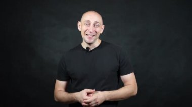 Siyah tişörtlü kel bir Avrupalı..