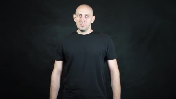 Un europeo calvo con una camiseta negra . — Vídeo de stock