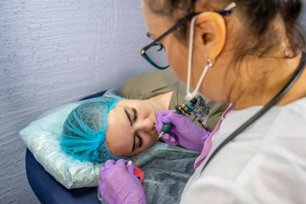 Yatakta oturan bir bebek