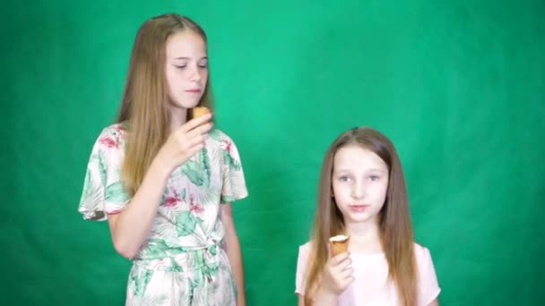 Mladá dívka mluví po telefonu — Stock video