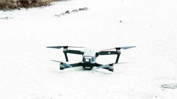 Lancering van een grote grijze drone. Hoge kwaliteit FullHD video. — Stockvideo