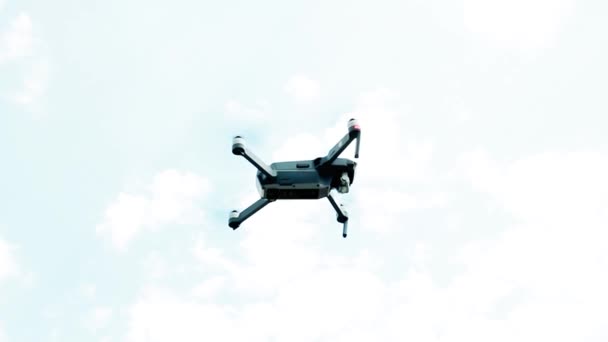 Opstijgen van een grote grijze drone boven de grond Hoge kwaliteit FullHD video — Stockvideo