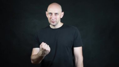 Siyah tişörtlü kel bir Avrupalı..