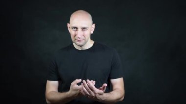 Siyah tişörtlü kel bir Avrupalı..