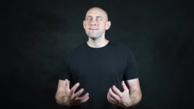 Siyah tişörtlü kel bir Avrupalı..